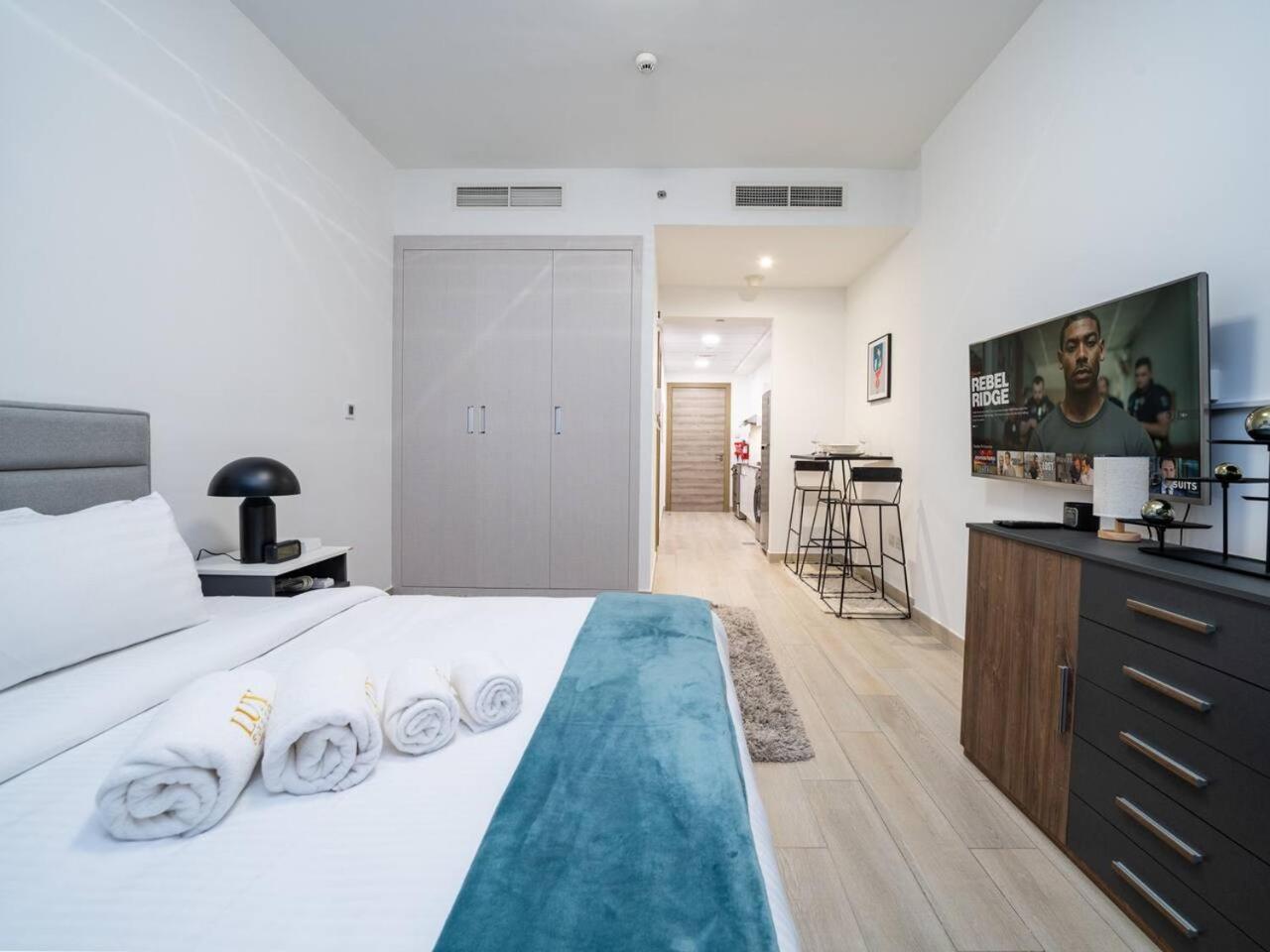 Apartment Stylish Living In The Heart Of Jvc